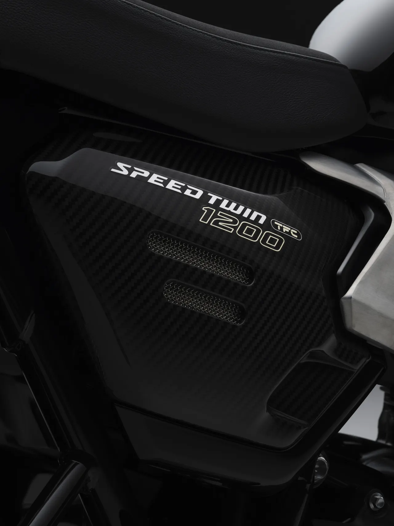 Primer plano del panel lateral y el asiento de la Speed Twin 1200 TFC