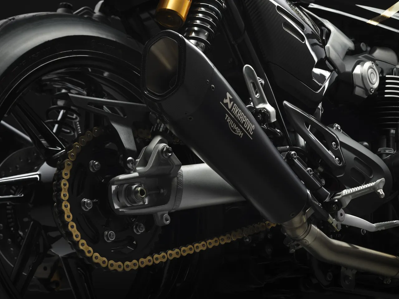 Cadena dorada y silenciador Akrapovič de la Speed Twin 1200 TFC