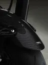 Primer plano del guardabarros delantero de fibra de carbono de la Speed Twin 1200 TFC