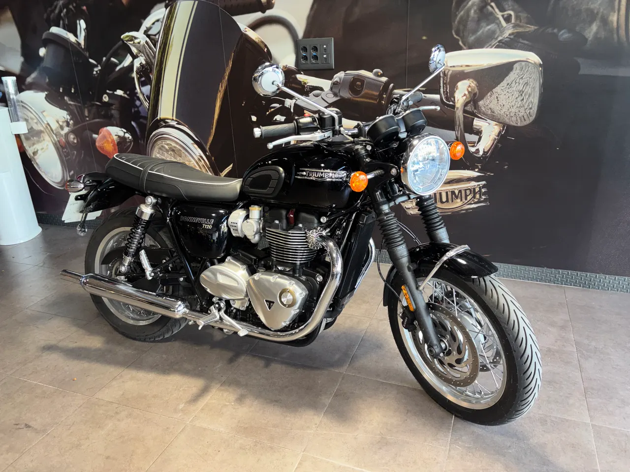 Triumph BONNEVILLLE T120 BLACK