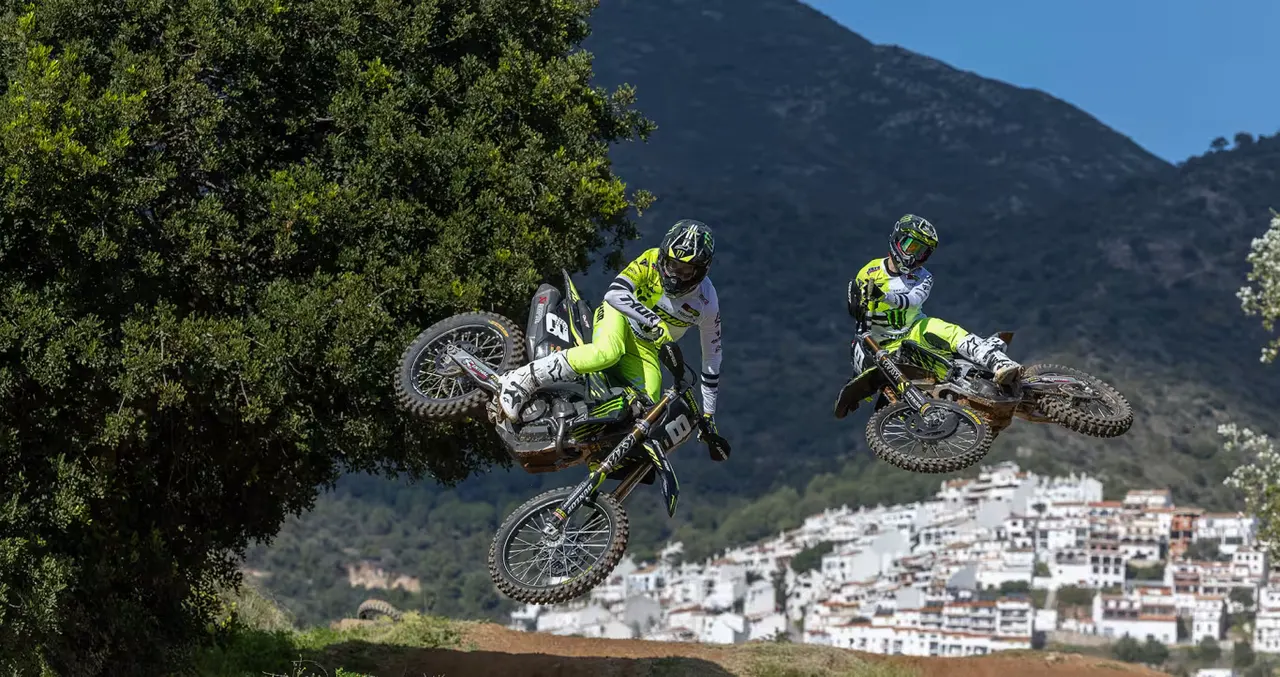 MONSTER ENERGY TRIUMPH FACTORY CALIENTA MOTORES PARA EL MXGP 2025