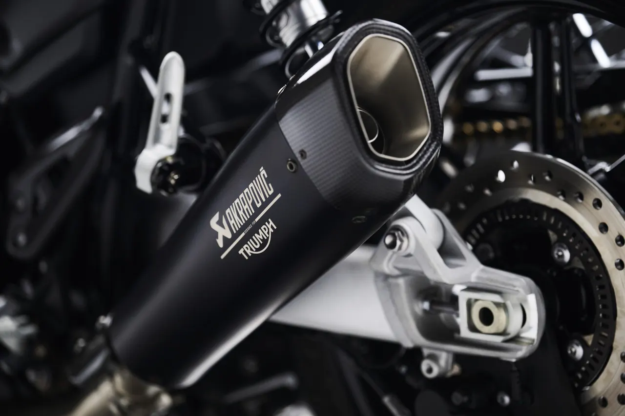 Primer plano del escape Akrapovič de la Speed Twin 1200 TFC