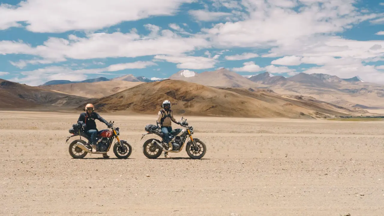 LAS NUEVAS TRIUMPH DE 400cc CORONAN LA CARRETERA MÁS ALTA DEL MUNDO