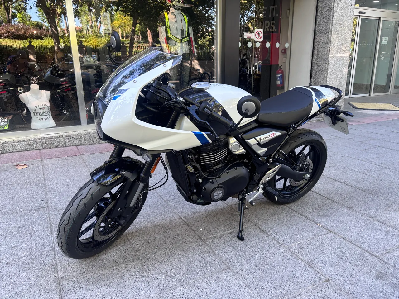 Triumph TRUXTON 400