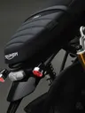 Primer plano del asiento acolchado y las luces traseras de la Speed Twin 1200 TFC