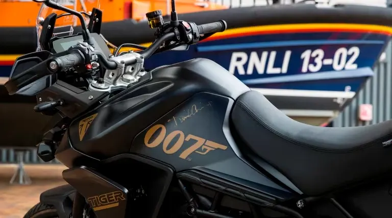 DANIEL CRAIG SUBASTA SUS TRIUMPH PARA APOYAR A LA RNLI