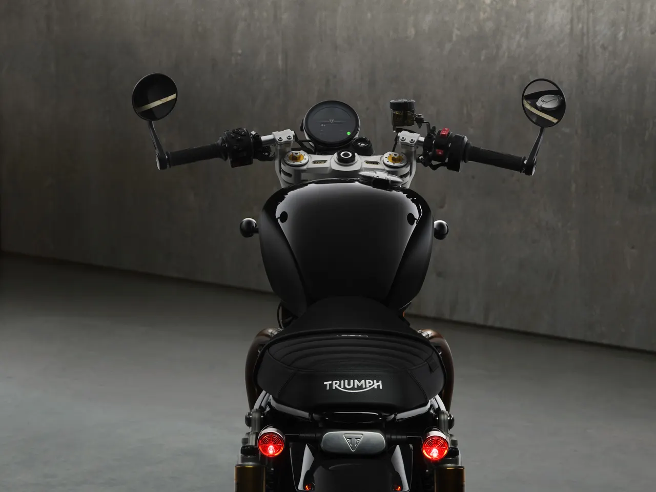 Speed Twin 1200 TFC, vista trasera con semimanillares