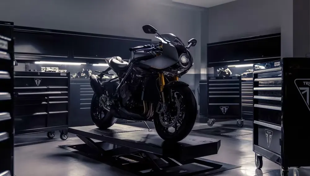 TRIUMPH PRESENTA UNA EDICIÓN LIMITADA DE LA SPEED TRIPLE 1200 RR EN COLABORACIÓN CON BREITLING