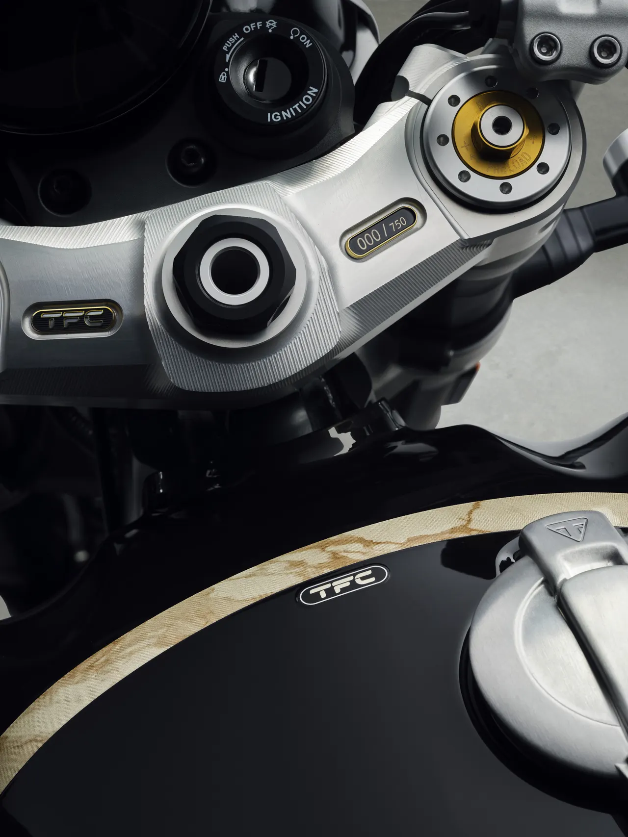 Vista del piloto de la tija superior y el depósito dorado de la Speed Twin 1200 TFC