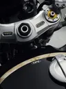 Vista del piloto de la tija superior y el depósito dorado de la Speed Twin 1200 TFC