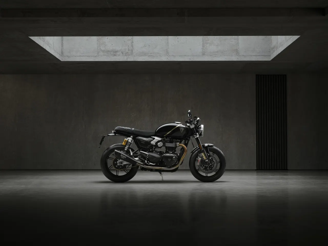 Vista lateral de la Speed Twin 1200 TFC en un estudio